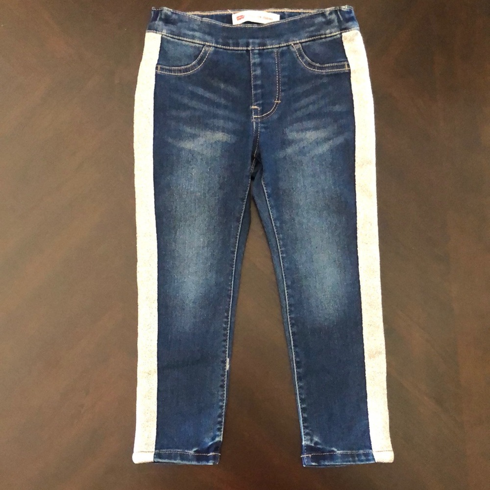 NWOT! Levi’s Pull On Jeggings with precious shiny Silver down the legs! Size 4!